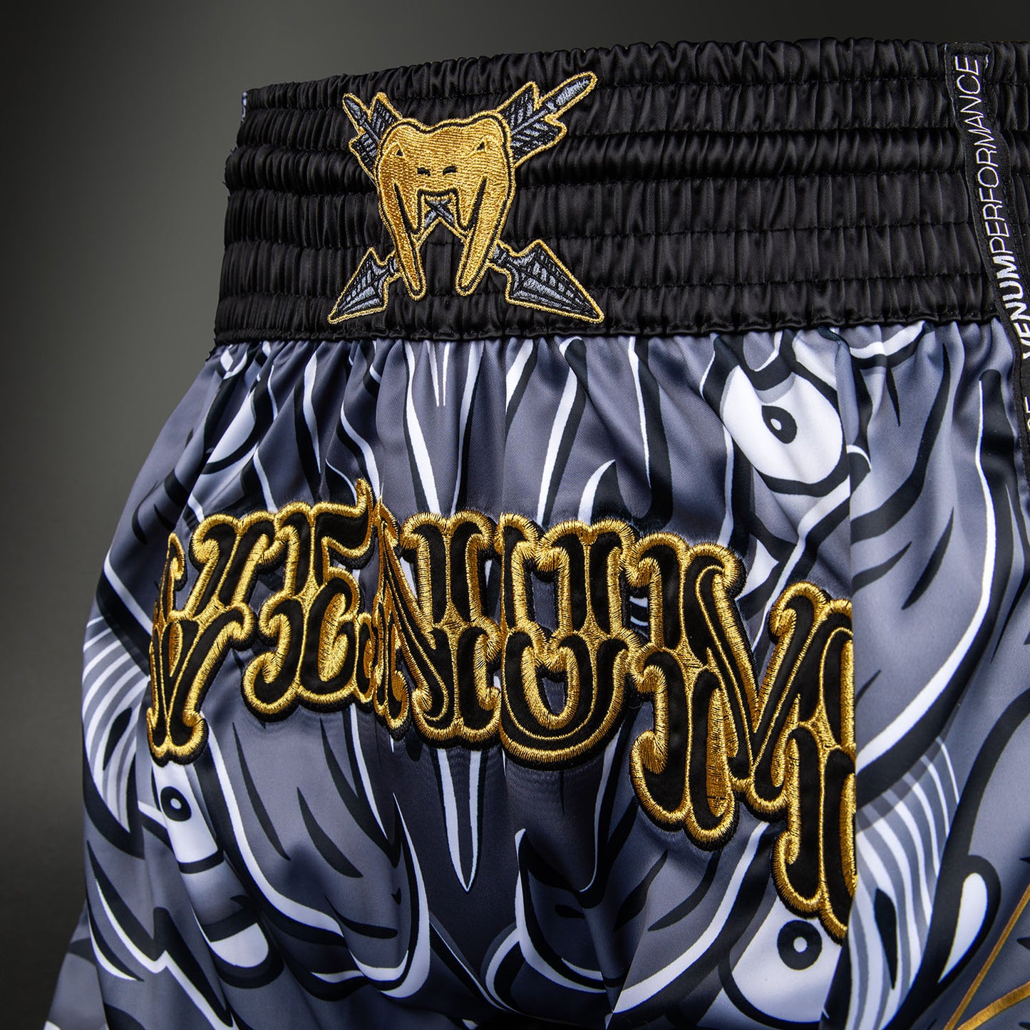 Venum Wolf Atak Short de Muay Thai – Negro/Gris