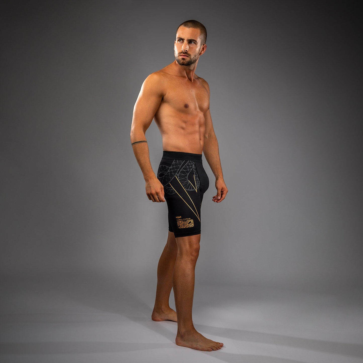 Venum Serpenti Shorts Vale Tudo – Negro/Plata/Dorado