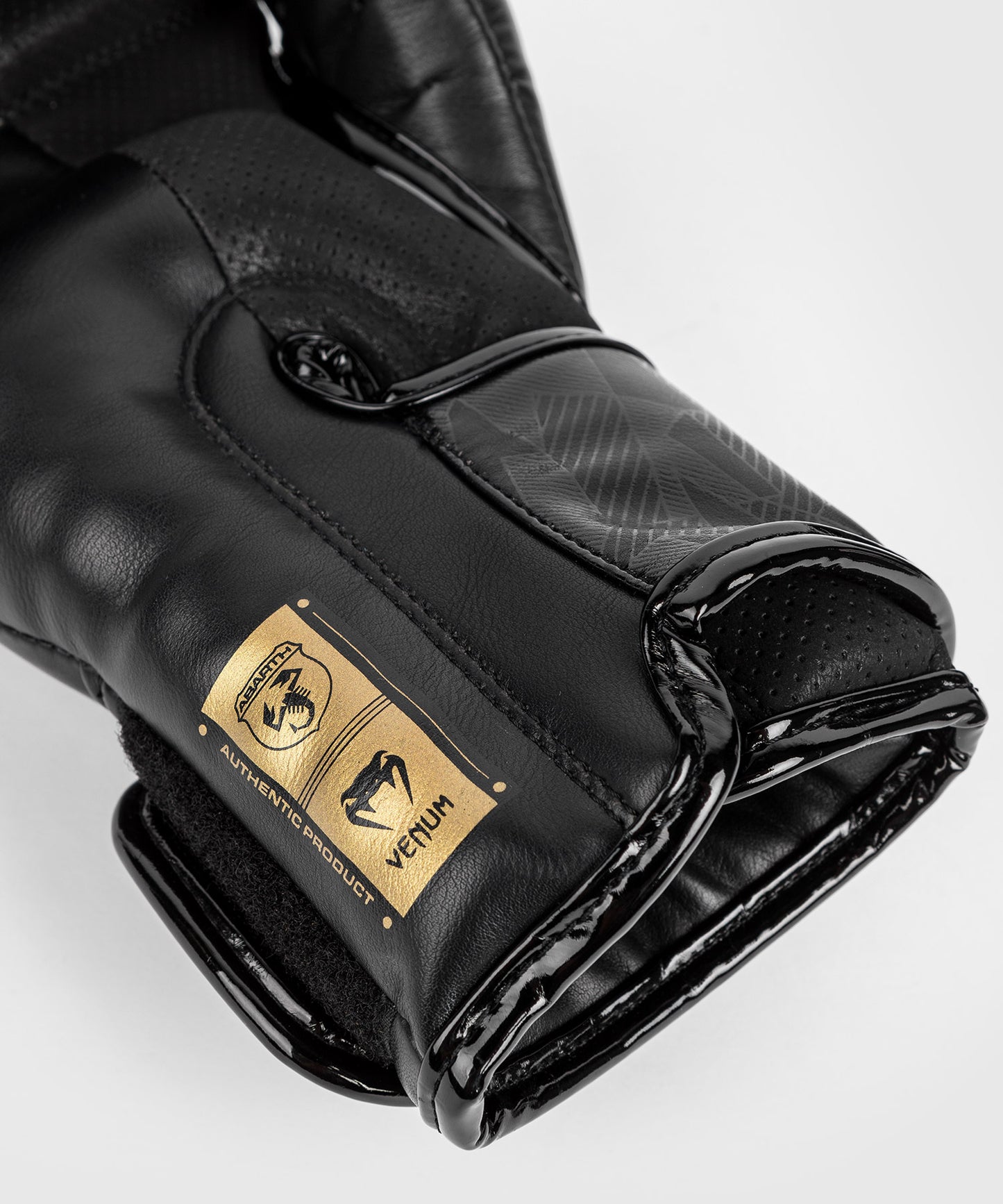 Guantes de Boxeo Venum Abarth #1 - Negro/Oro