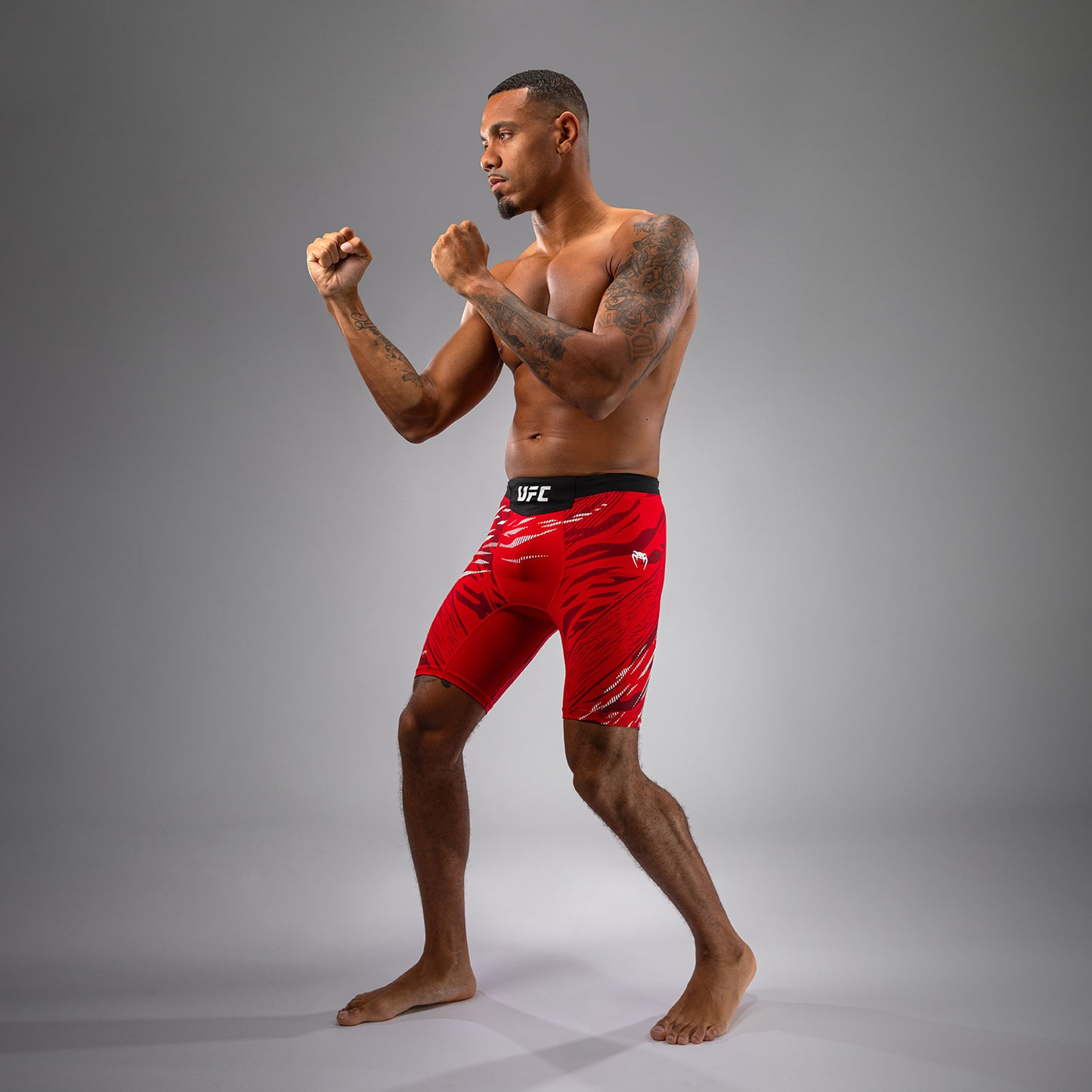 UFC Fusion by Venum Personalizados Authentic Fight Night Vale Tudo Shorts para Hombre - Rojo