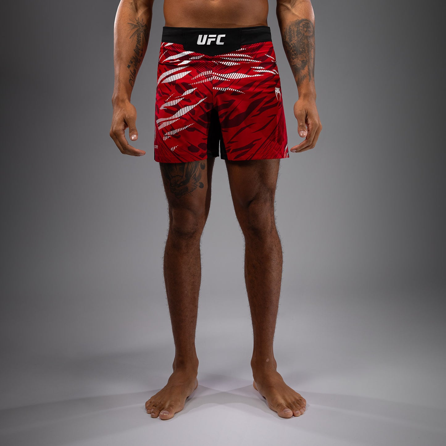 UFC Fusion by Venum Authentic Fight Night Shorts de Lucha para Hombre - Ajuste Corto - Rojo