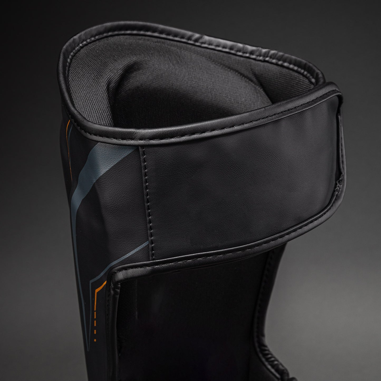 Venum Streamline Espinilleras – Negro/Oro