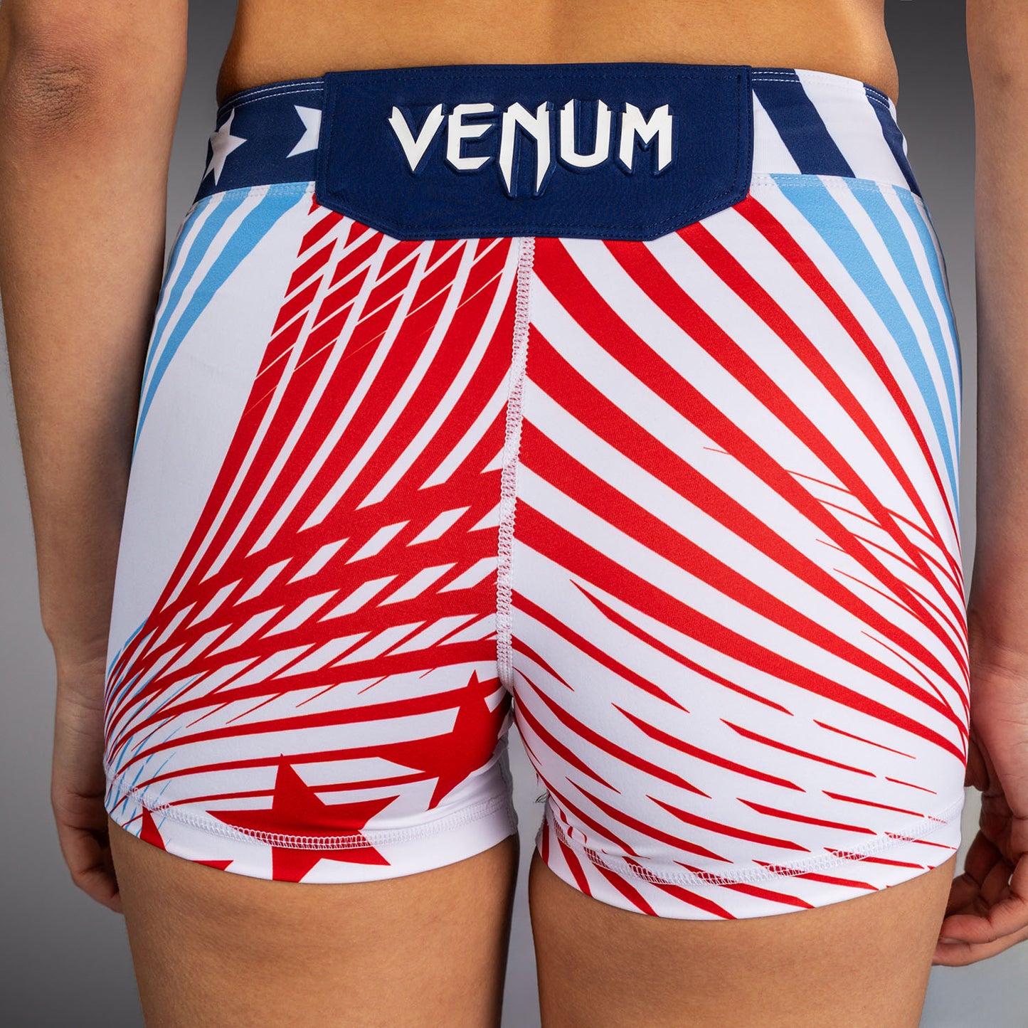 Official UFC Freedom 250 by Venum Authentic Vale Tudo Shorts de ajuste corto para mujer - Blanco