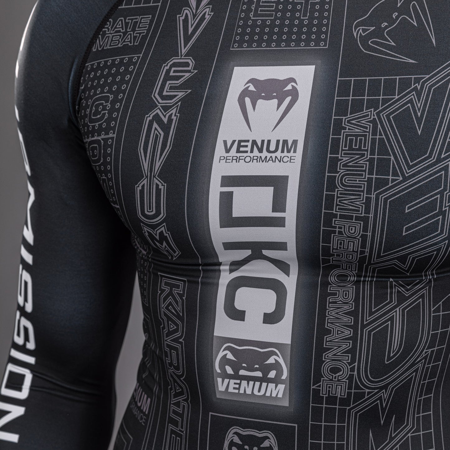 Karate Combat by Venum Rashguard Manga Larga – Negro/Gris