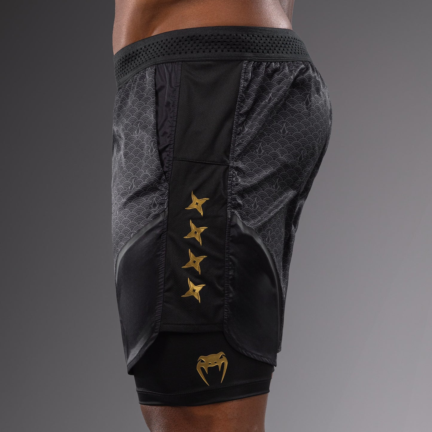 Venum x Assassin’s Creed Shadows Pantalón Corto de Entrenamiento Hombre - Negro/Dorado