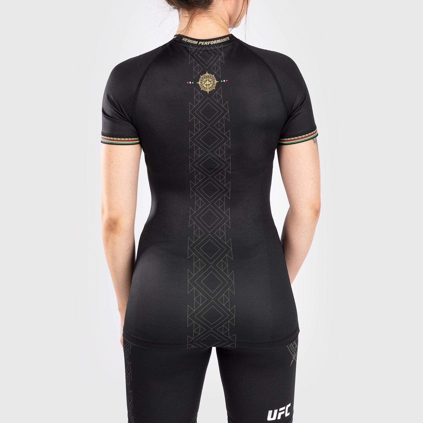 Noche UFC by Venum Authentic Fight Night Rash Guard de manga corta para mujer - Negro