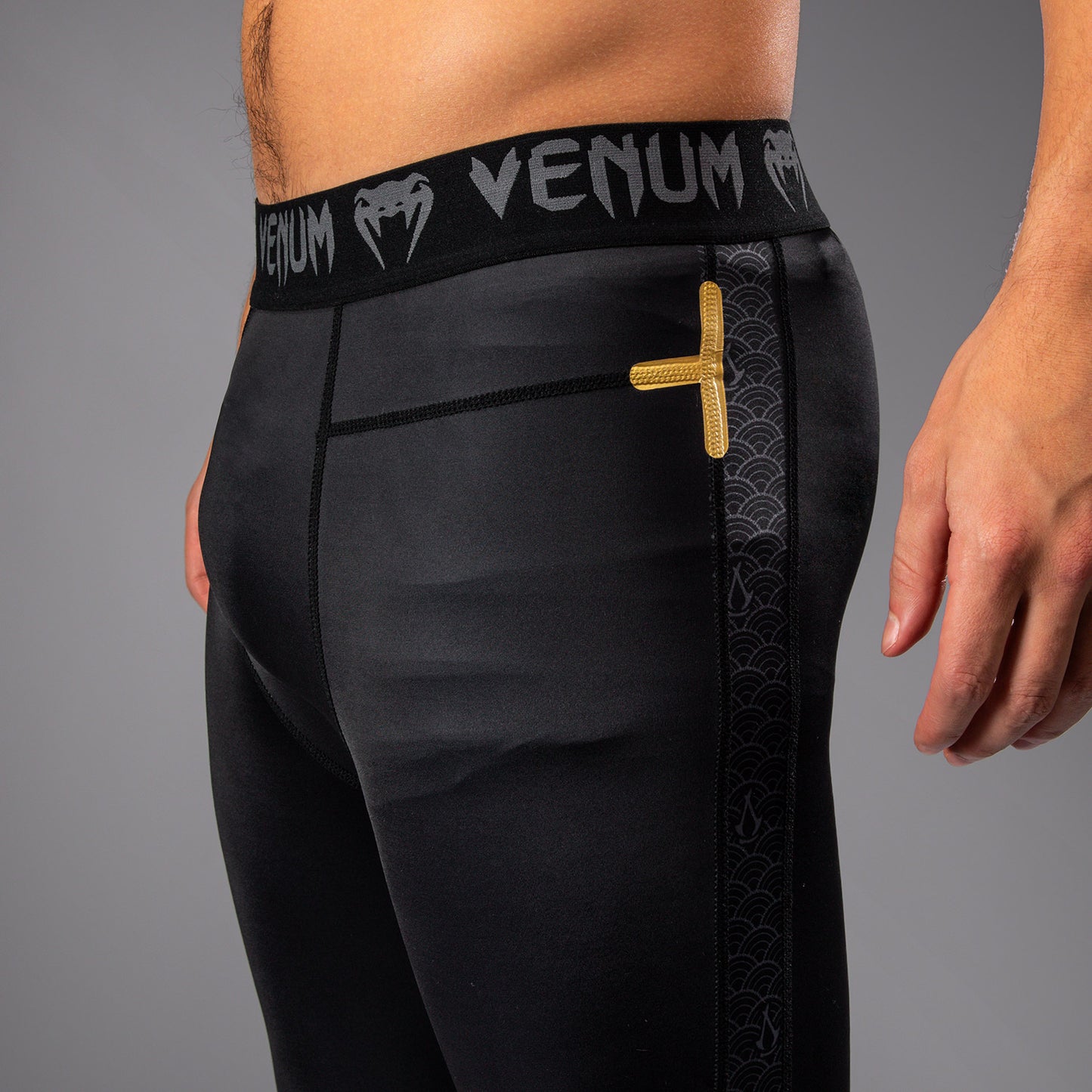 Venum x Assassin’s Creed Shadows Polainas de hombre - Negro/Oro