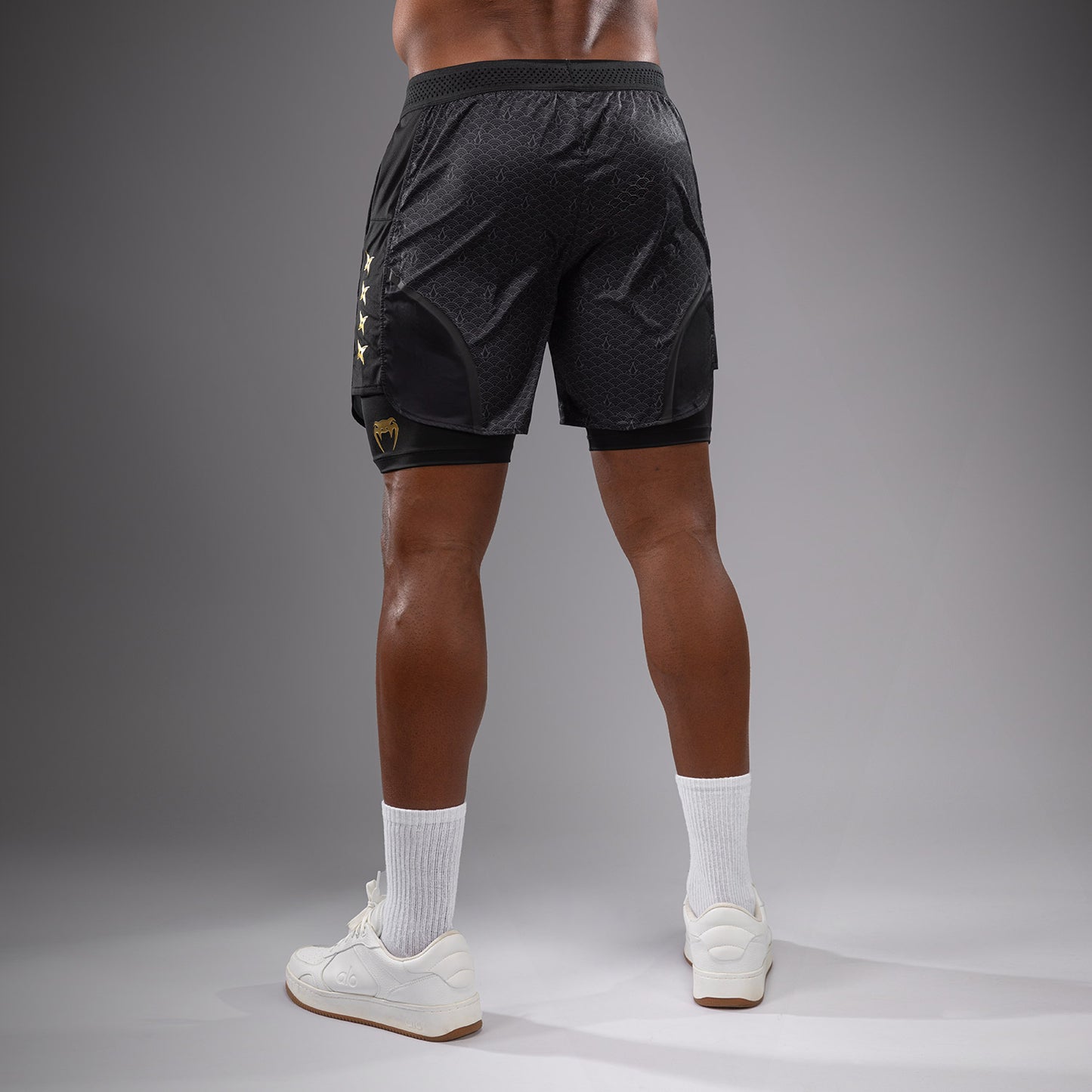 Venum x Assassin’s Creed Shadows Pantalón Corto de Entrenamiento Hombre - Negro/Dorado