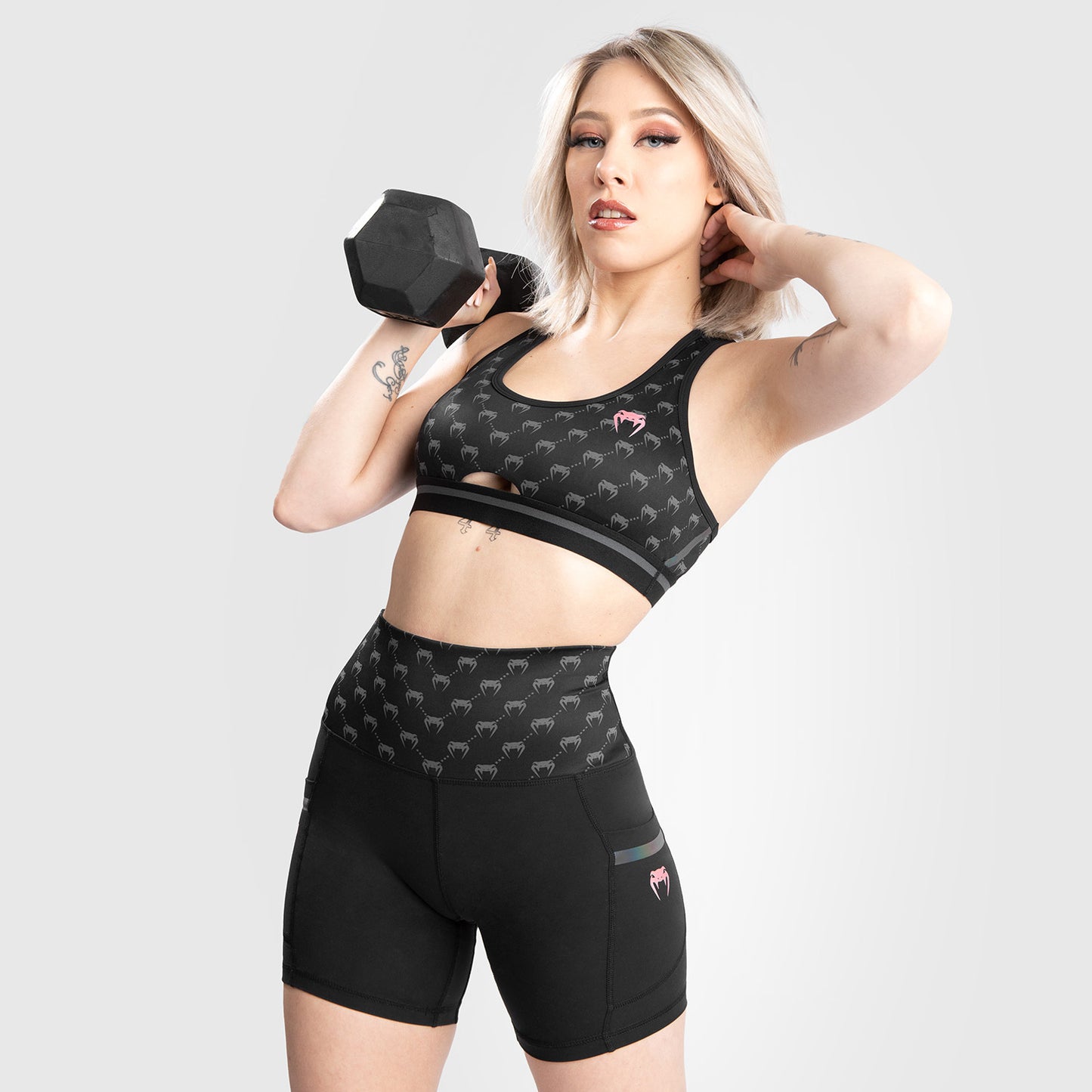 Shorts de Ciclismo Venum Monogram para Mujer – Negro/Oro Rosa