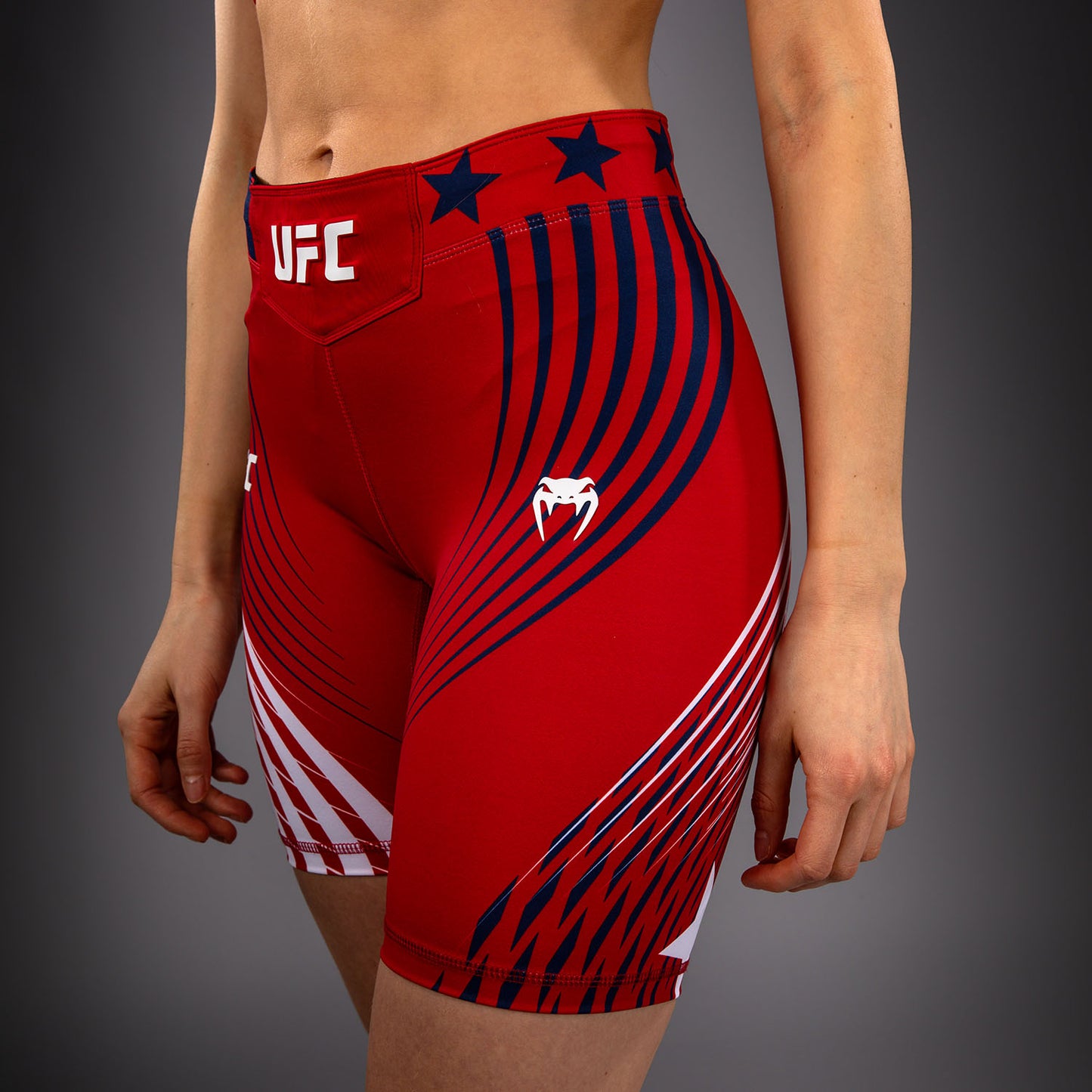Official UFC Freedom 250 by Venum Authentic Vale Tudo Shorts de ajuste largo para mujer - Rojo
