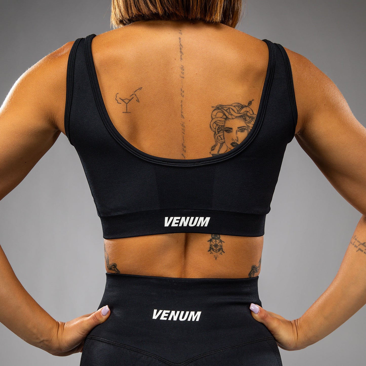 Venum Sculpt Sujetador Deportivo Largo – Negro/Blanco