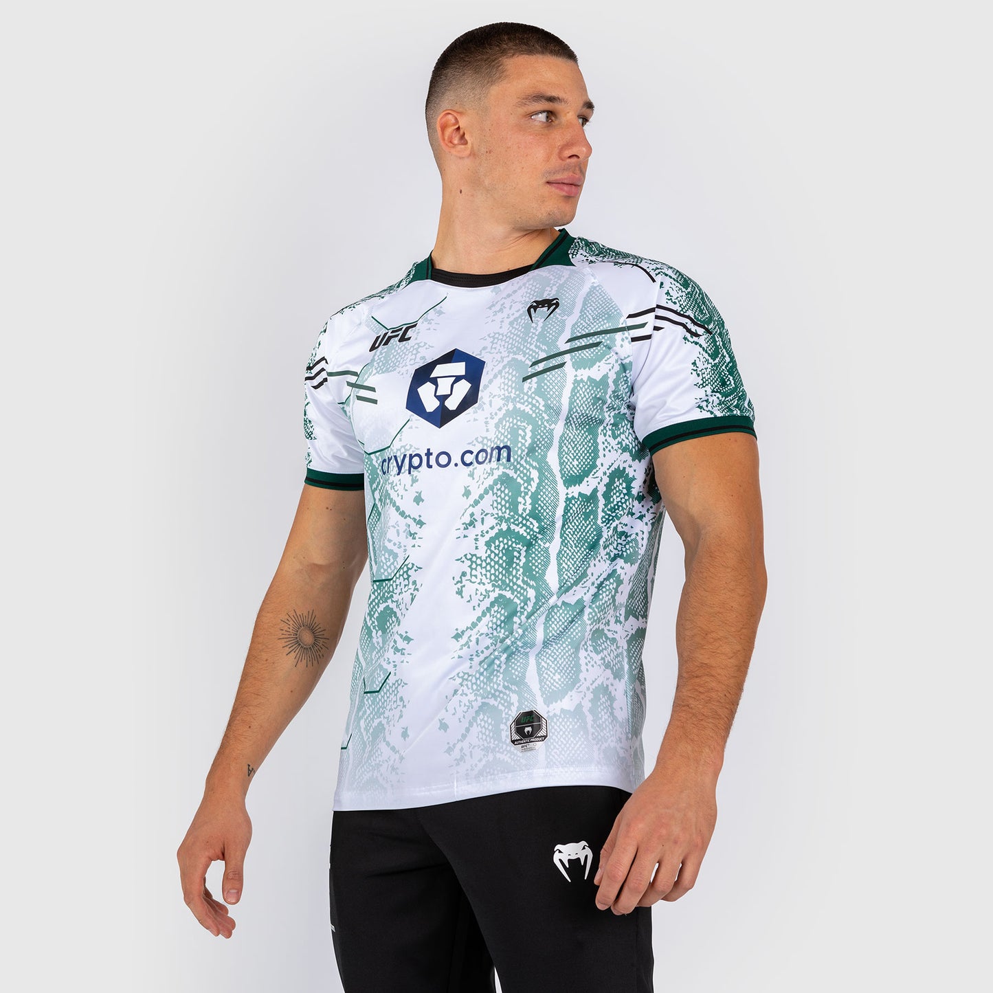 UFC Adrenaline by Venum Authentic Fight Night Jersey para Hombre - Emerald Edition - Blanco/Verde