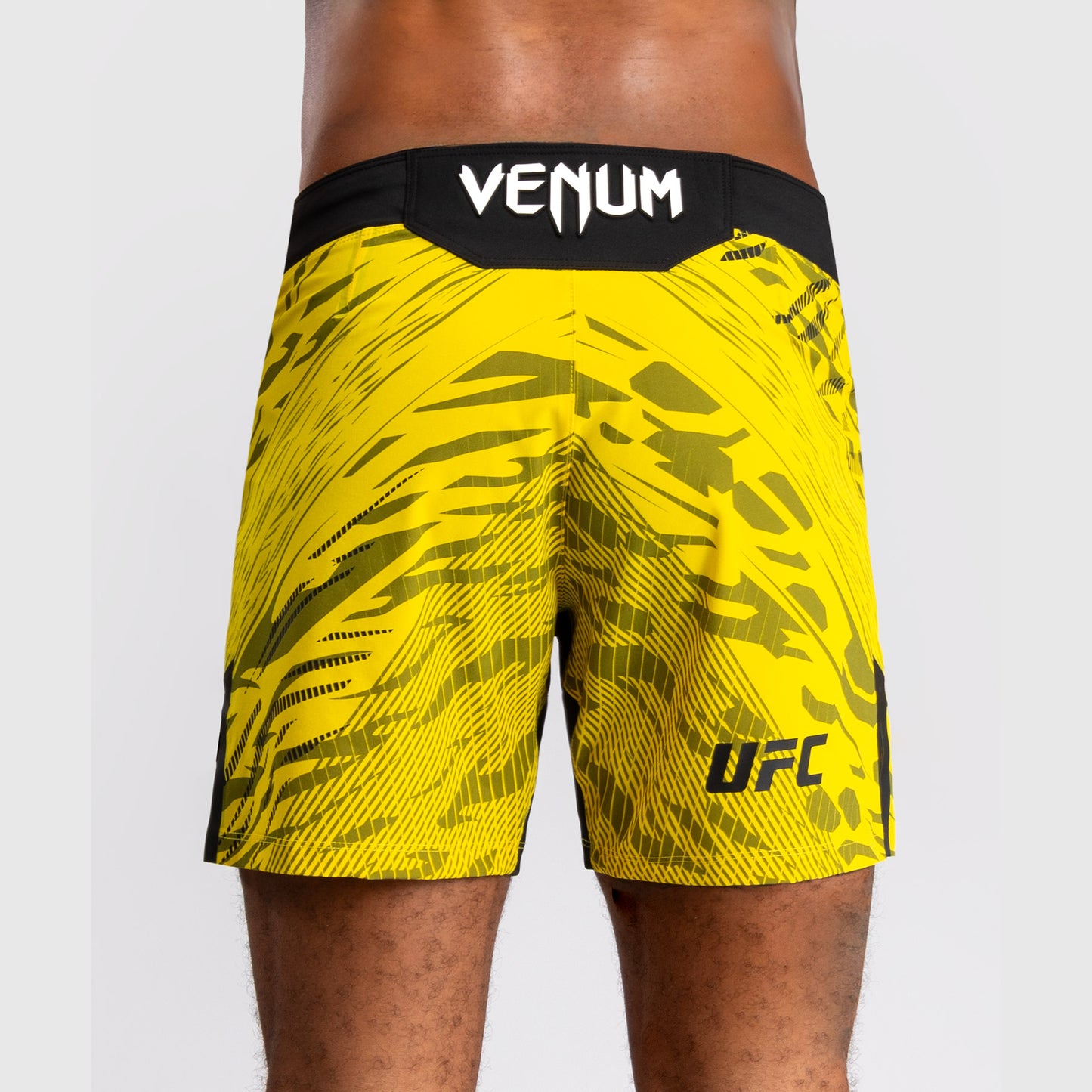 UFC Fusion by Venum Personalizados Authentic Fight Night Shorts de Lucha para Hombre - Ajuste Corto - Amarillo