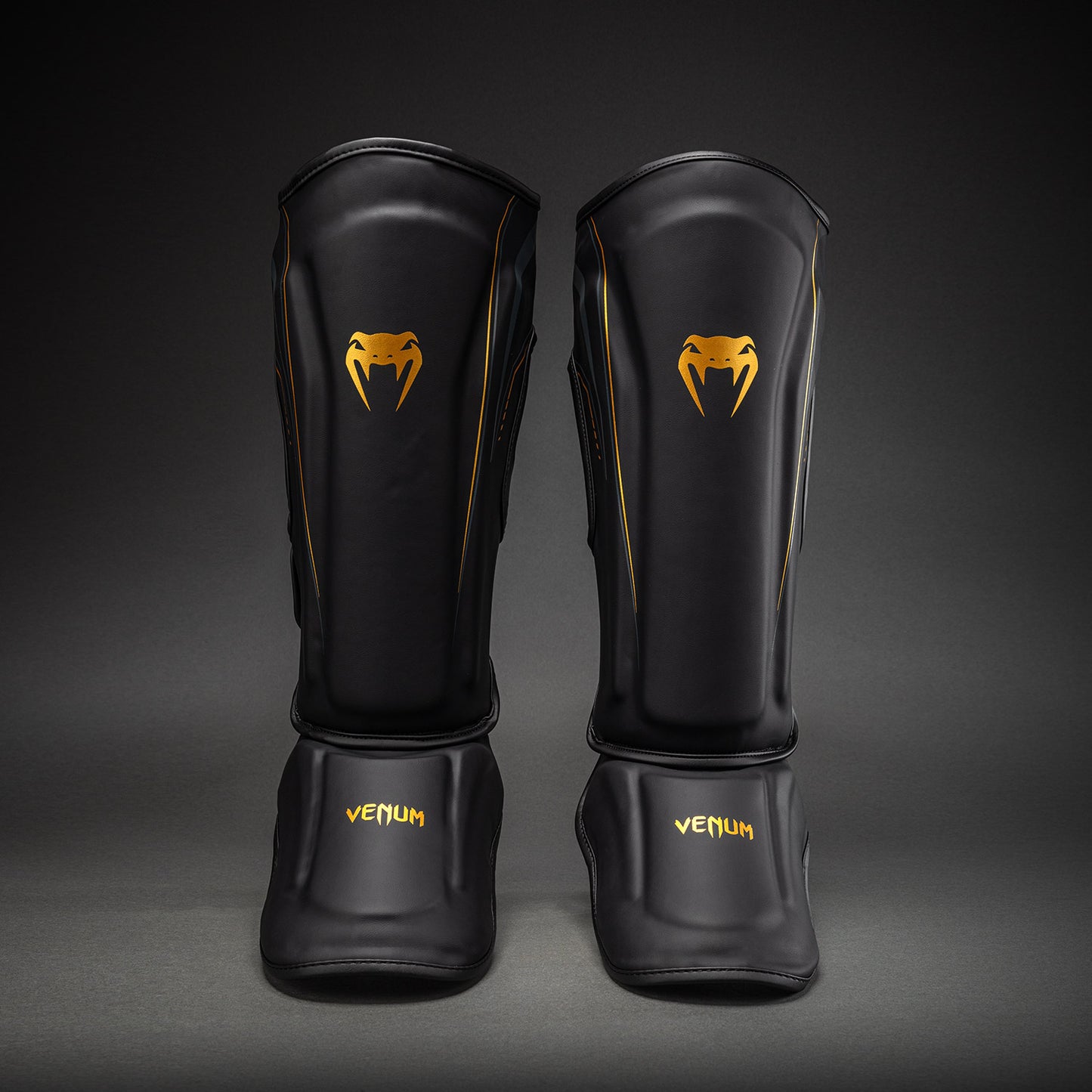 Venum Streamline Espinilleras – Negro/Oro