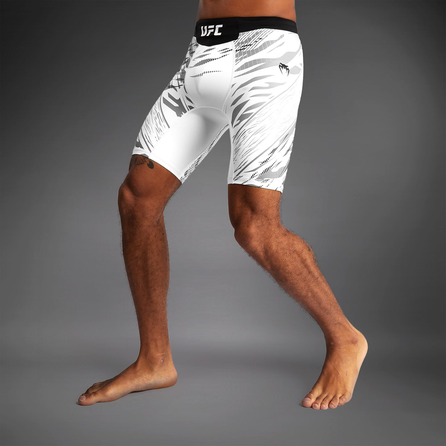 UFC Fusion by Venum Personalizados Authentic Fight Night Vale Tudo Shorts para Hombre - Blanco