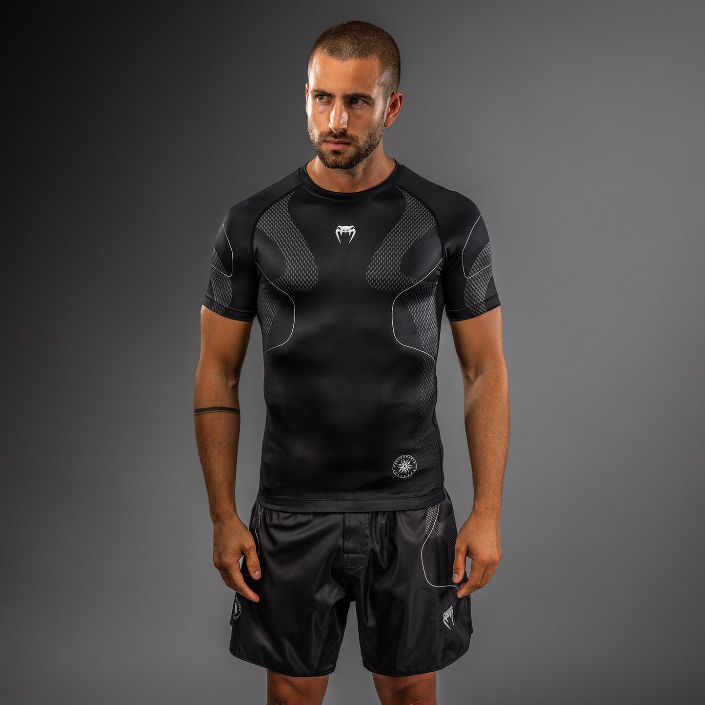 Venum Nexus Rashguard Manga Corta – Negro/Plata