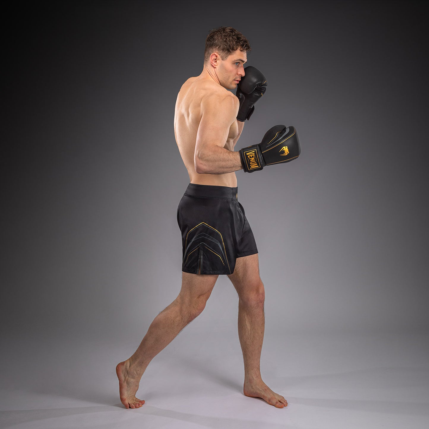 Venum Streamline Short de Combate – Negro/Oro
