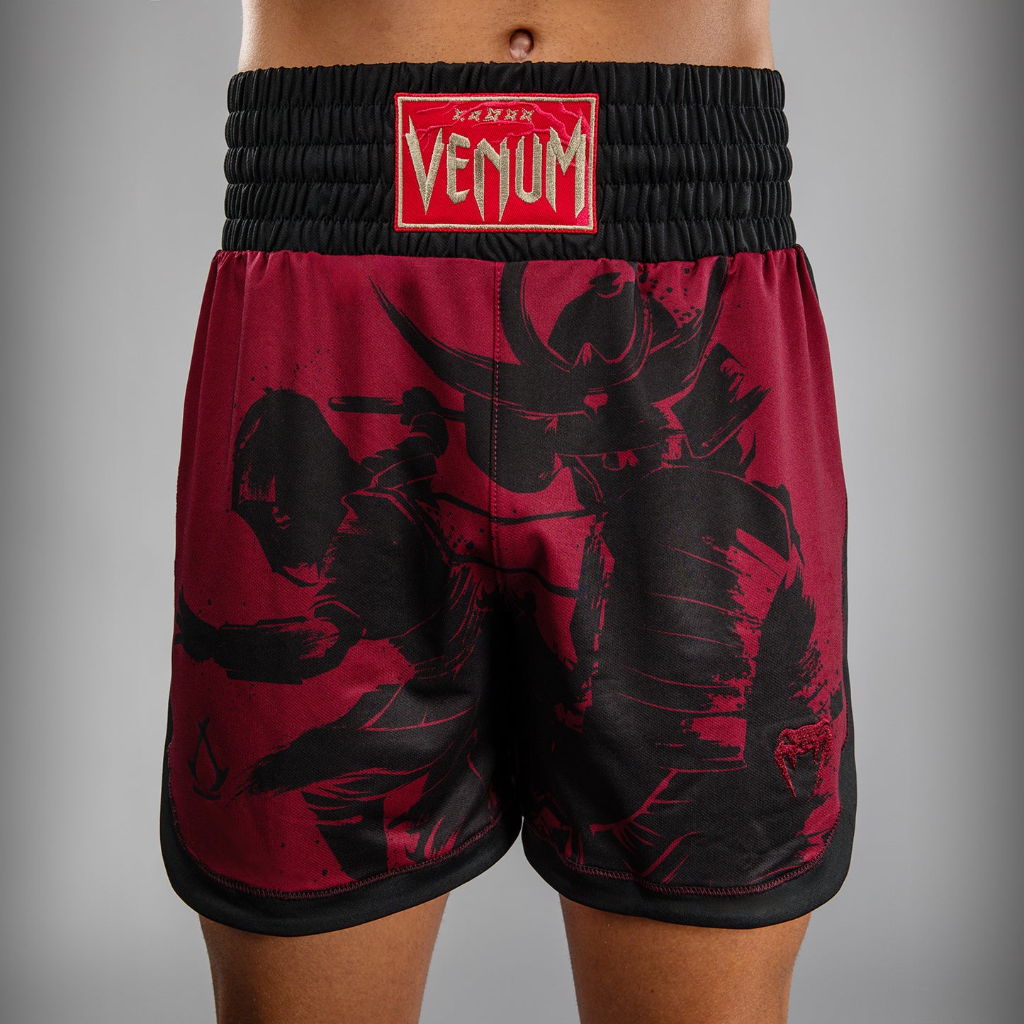Venum x Assassin’s Creed Shadows Pantalones de Boxeo para Hombre - Burdeos/Negro
