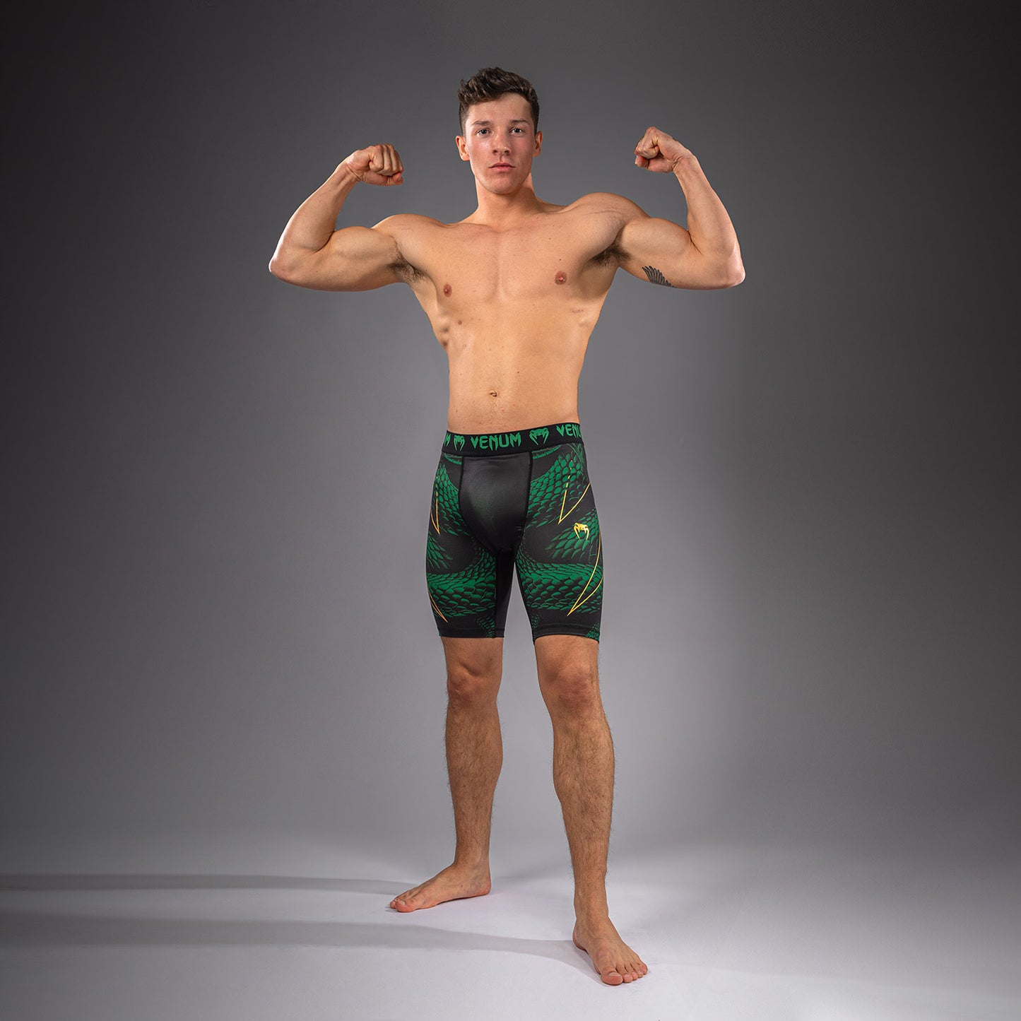 Venum Matupa Short de Compresión - Negro/Verde/Oro