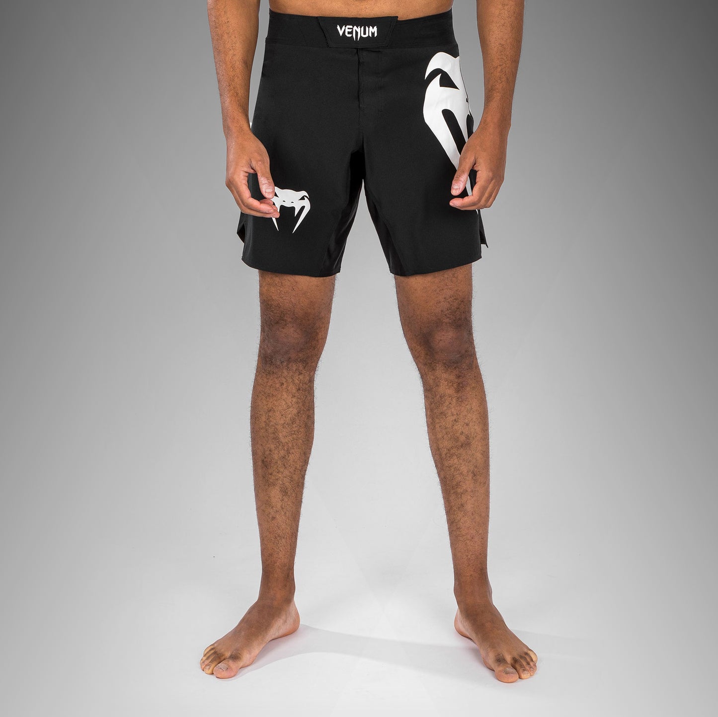 Venum Light 5.0 Pantalones cortos de lucha - Negro/Blanco