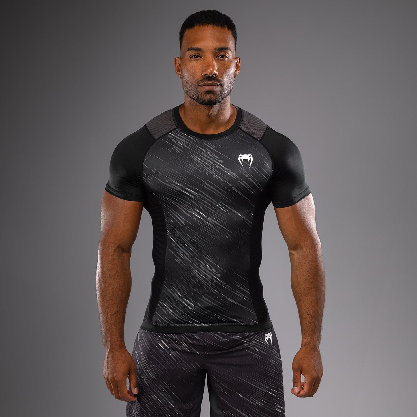 Venum Rapid Rashguard de Manga Corta - Negro/Gris Tormenta
