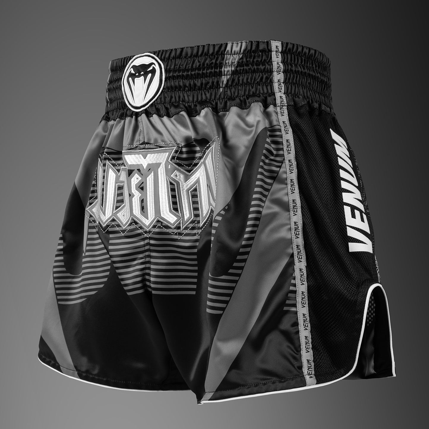 Venum Adrenaline Pantalones Cortos Muay Thai – Negro/Gris Plateado