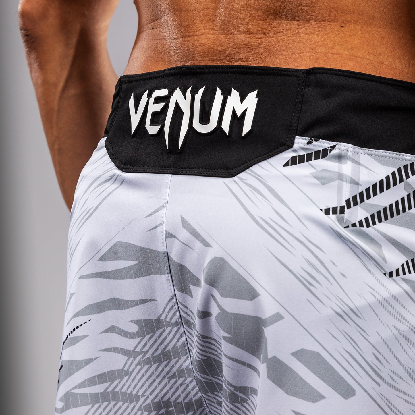UFC Fusion by Venum Authentic Fight Night Shorts de Lucha para Hombre - Ajuste Corto - Blanco