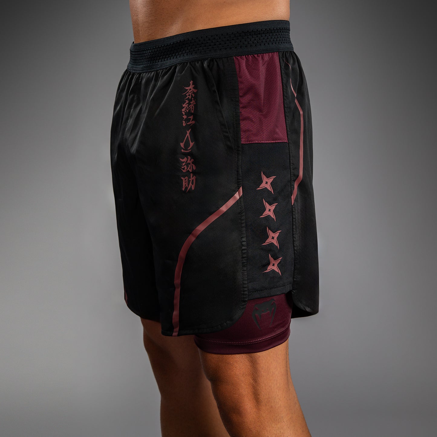 Venum x Assassin’s Creed Shadows Pantalones Cortos de Entrenamiento para Hombre - Burdeos/Negro
