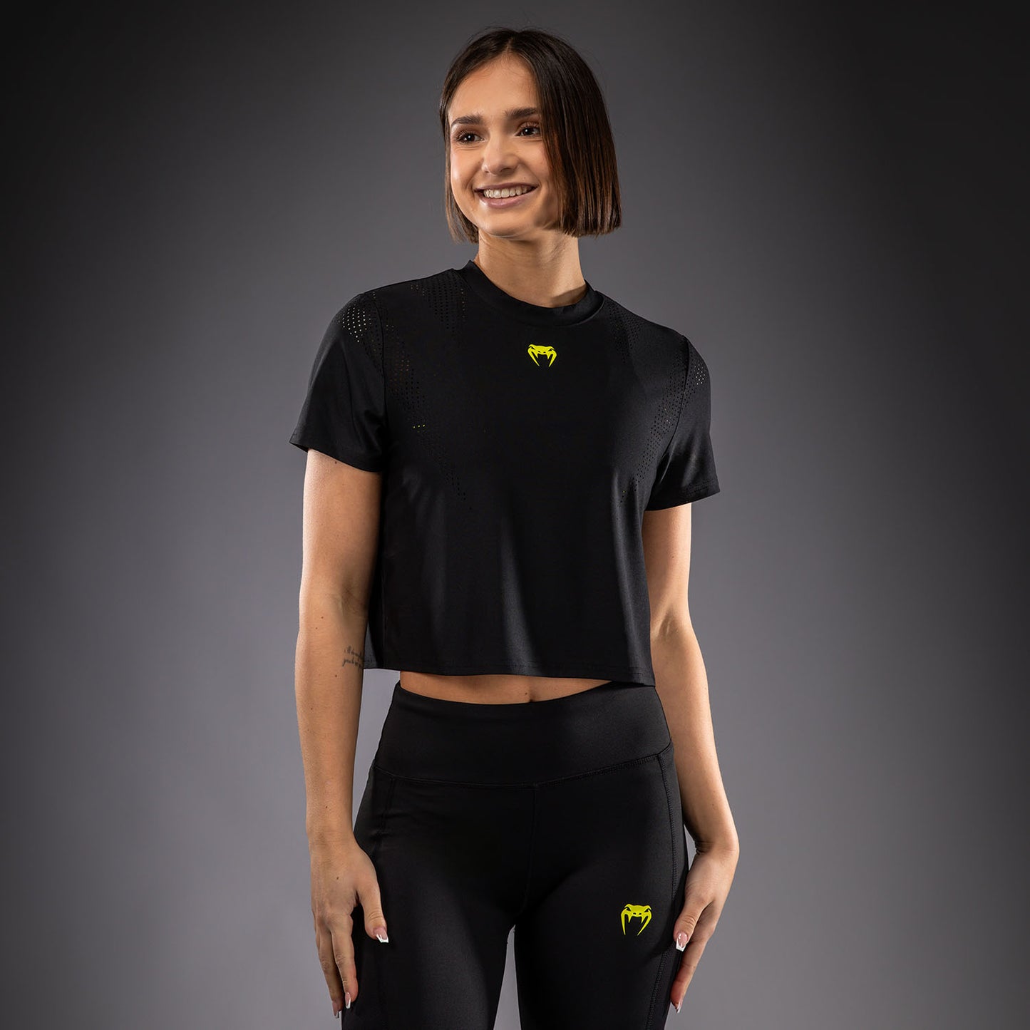 Venum Lazer Camiseta Dry Tech Para Mujer - Negro/Amarillo