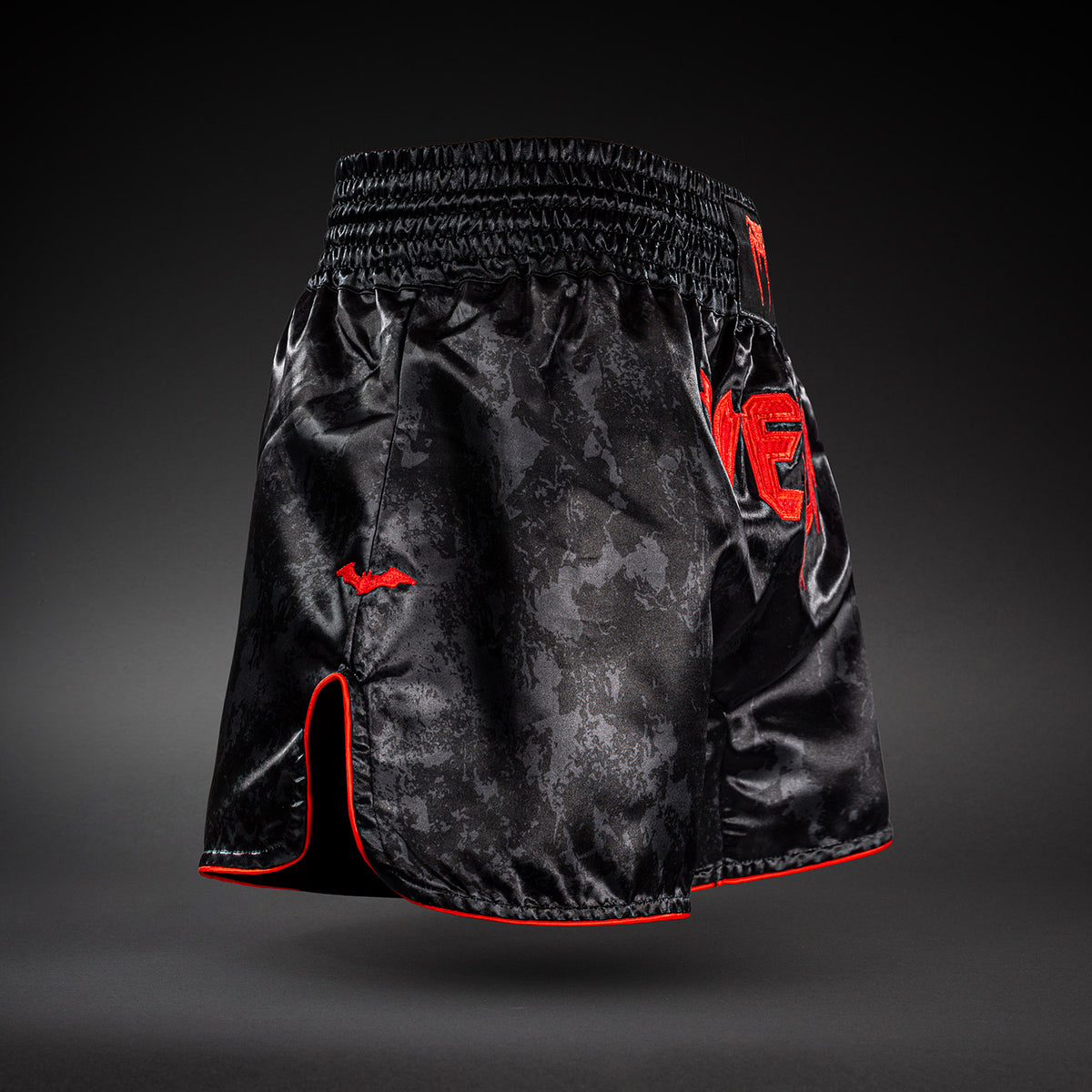 Venum x Batman Short de Muay Thai - Negro/Rojo