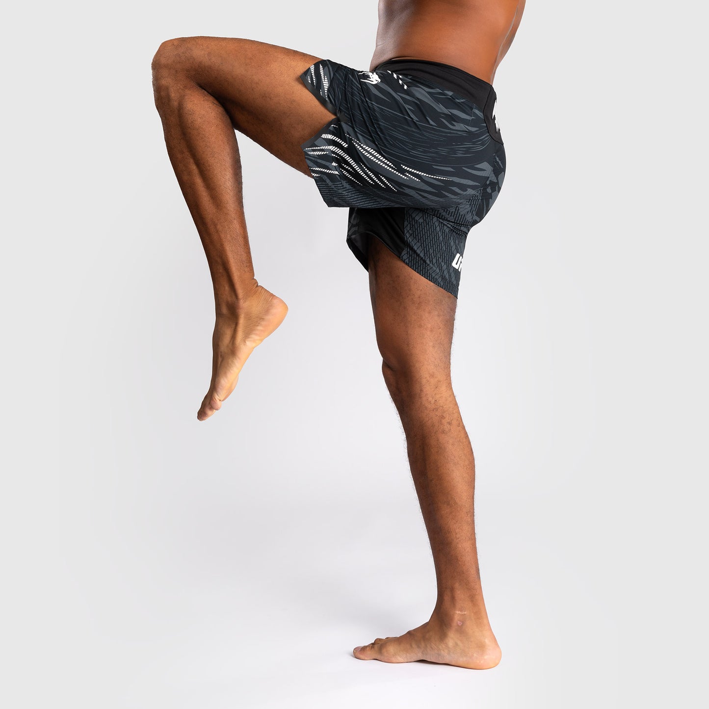 UFC Fusion by Venum Personalizados Authentic Fight Night Shorts de Lucha para Hombre - Ajuste Corto - Negro
