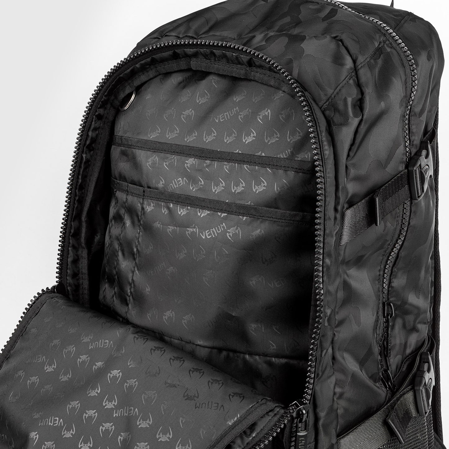 Venum Challenger Pro Mochila (20-25L) – Negro/Camo Oscuro