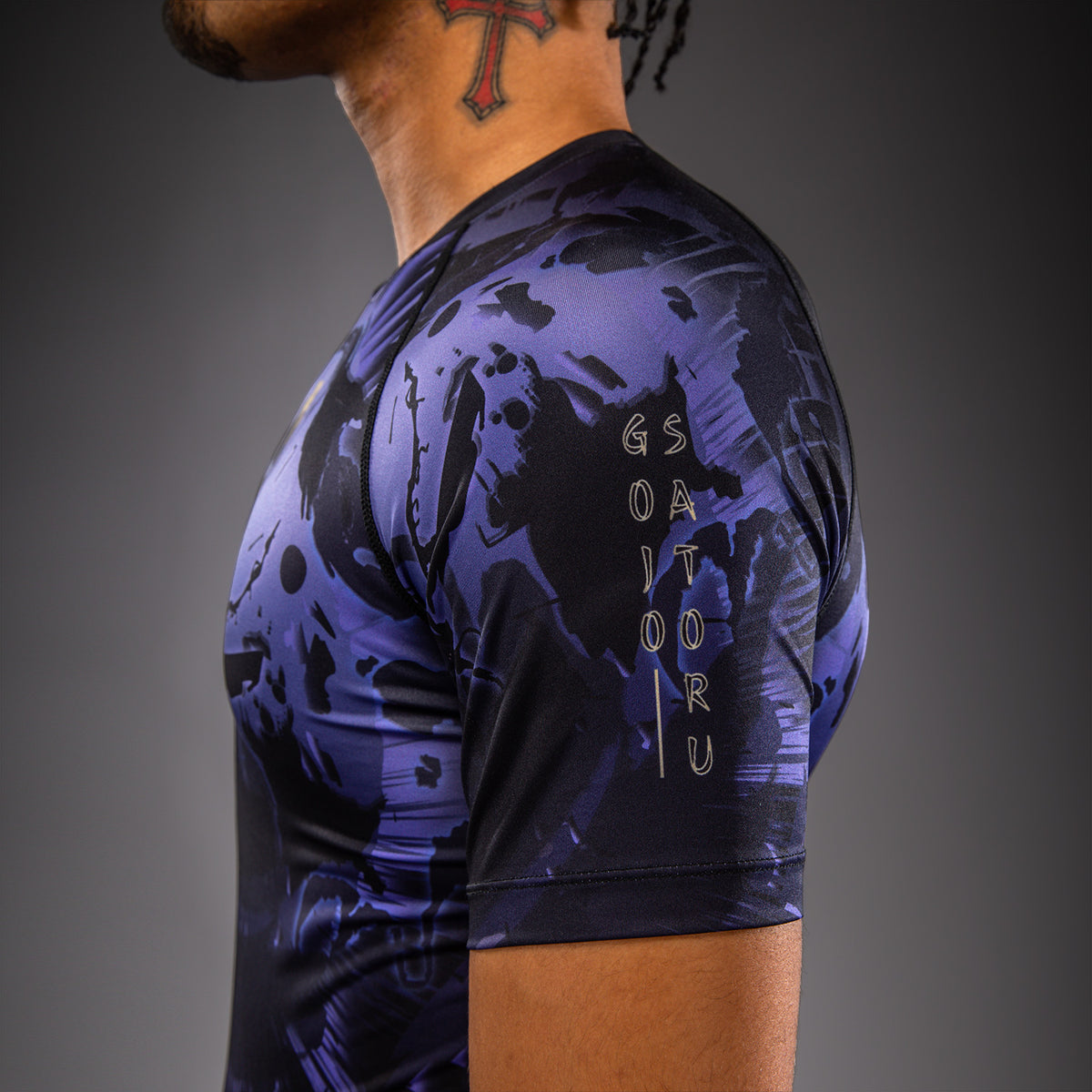 Jujutsu Kaisen x Venum Gojo Rashguard Manga Corta – Morado