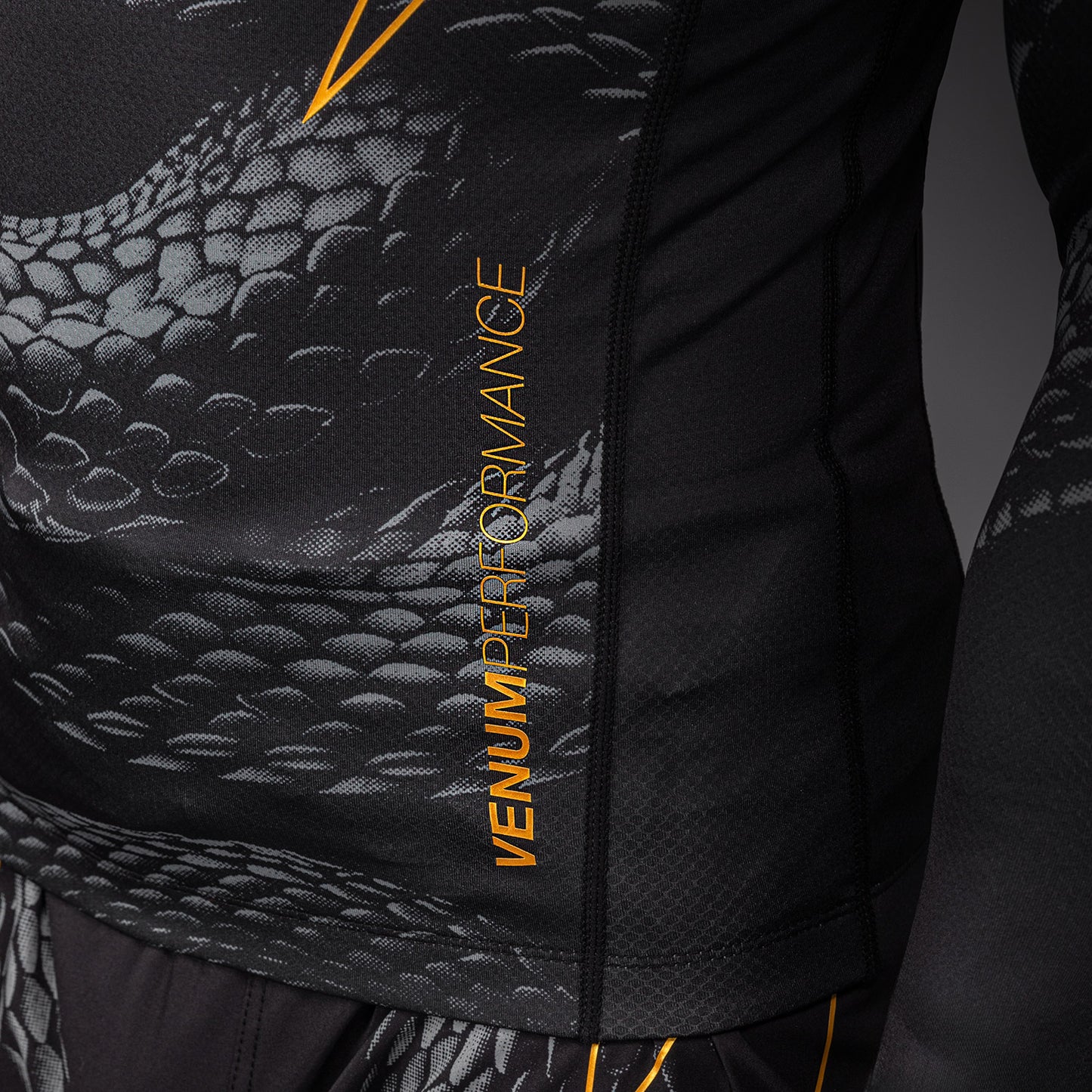 Venum Matupa Rashguard Manga Larga - Negro/Gris/Oro