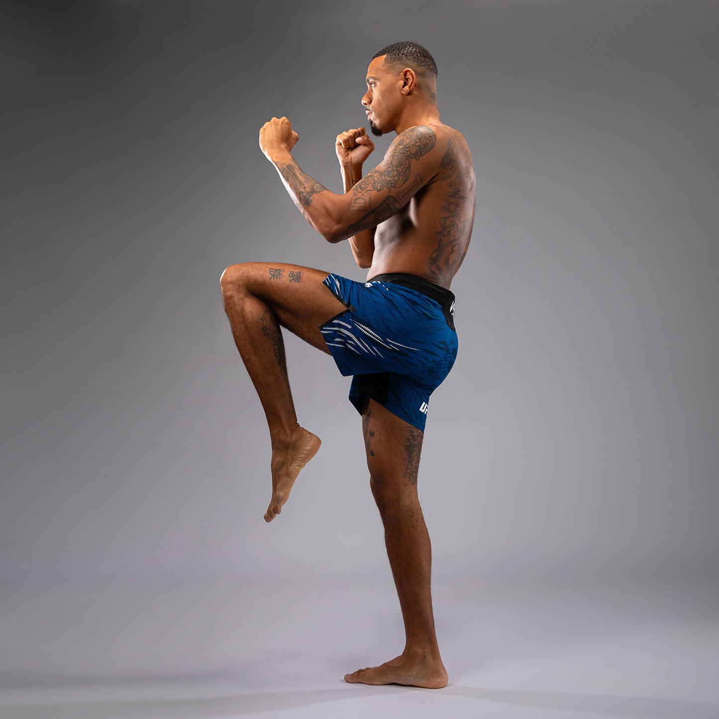 UFC Fusion by Venum Authentic Fight Night Shorts de Lucha para Hombre - Ajuste Corto - Azul