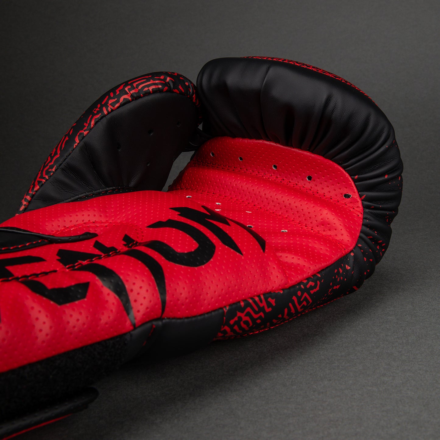 Venum x TEKKEN 8 Guantes de Boxeo Kazuya - Rojo/Negro