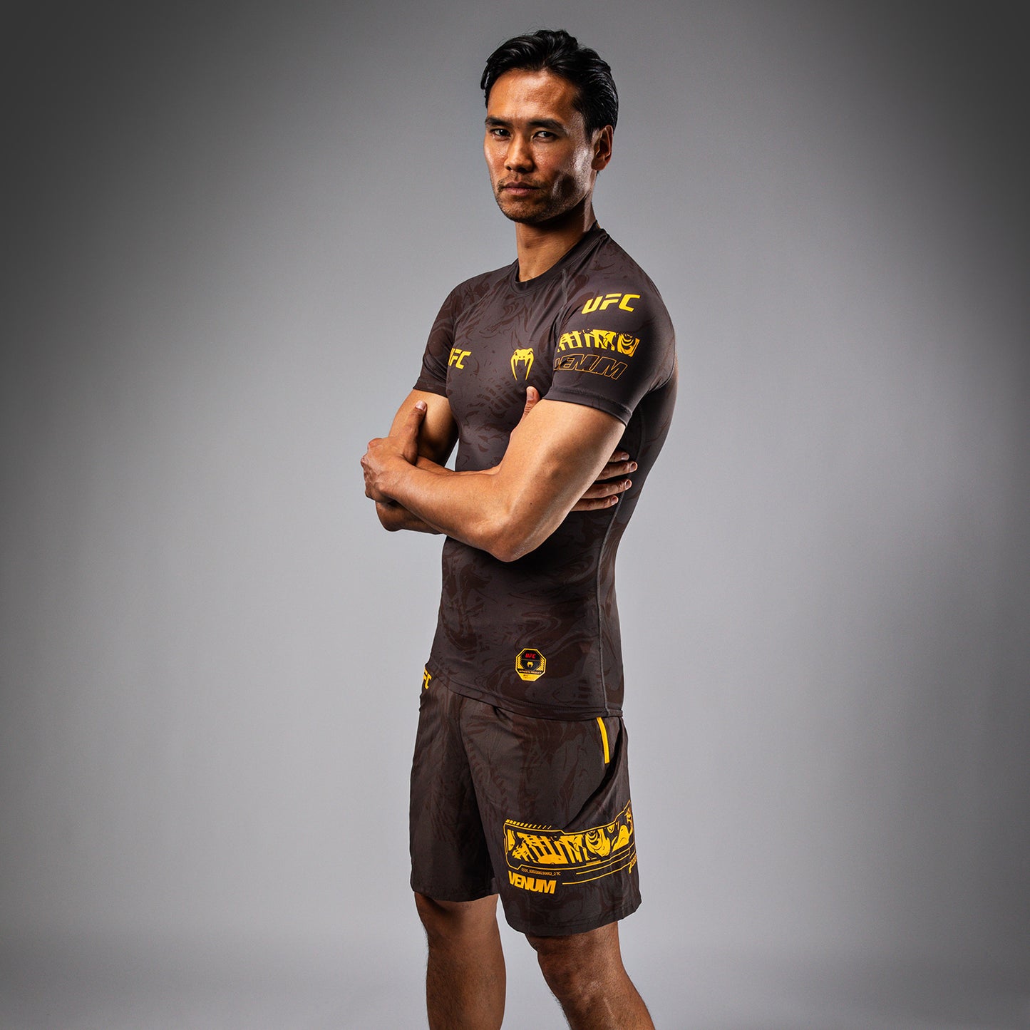 UFC Fusion by Venum Fight Week Rashguard de Manga Corta de Rendimiento para Hombre - Marrón tierra
