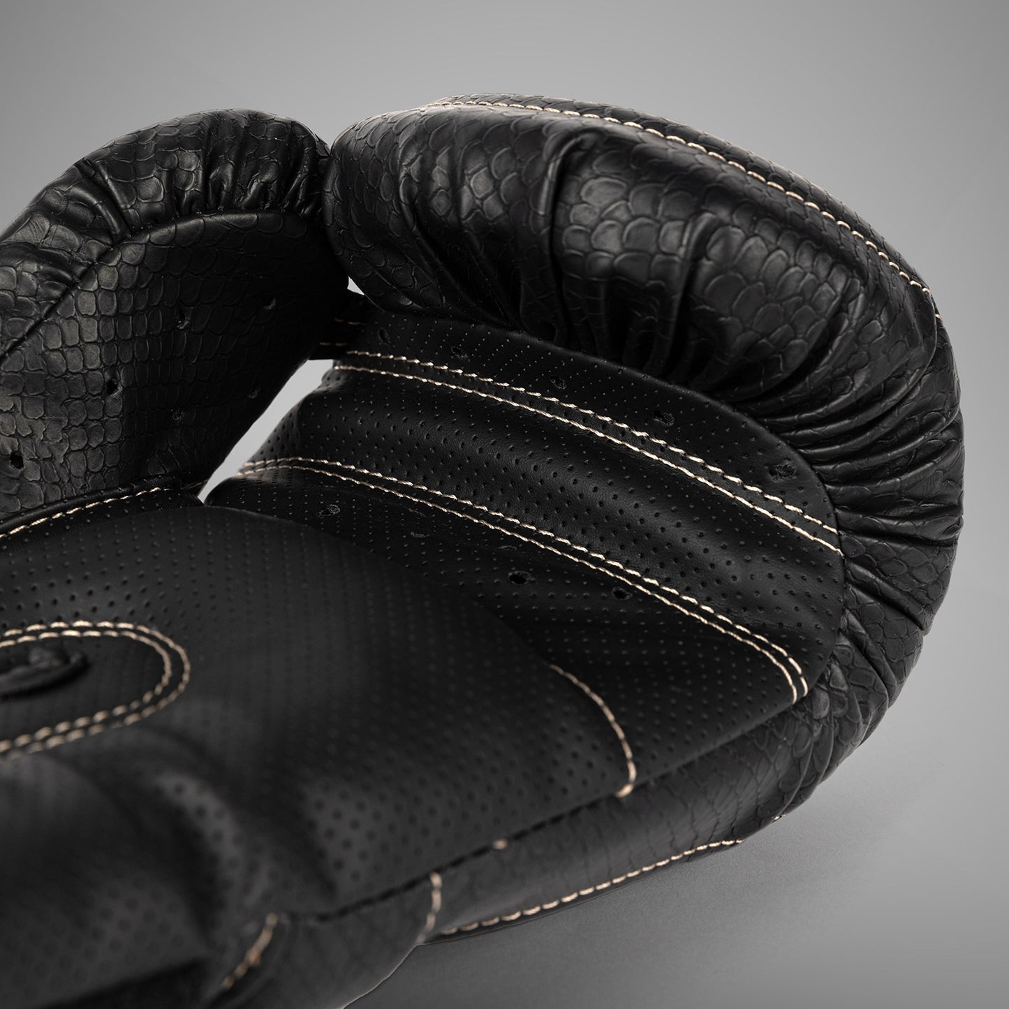 Venum Impact Evo Scales Guantes de Boxeo – Negro