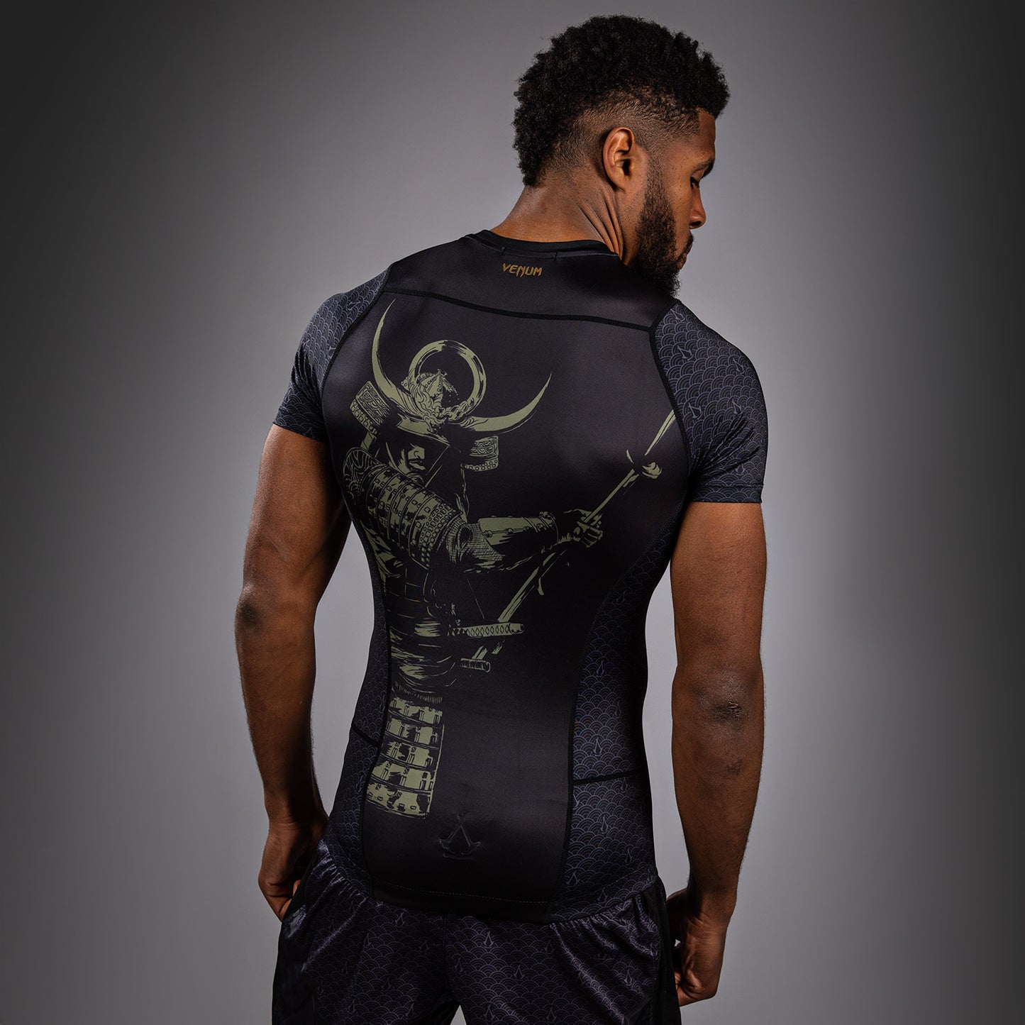 Venum x Assassin’s Creed Shadows Lycra de manga corta para hombre - Negra