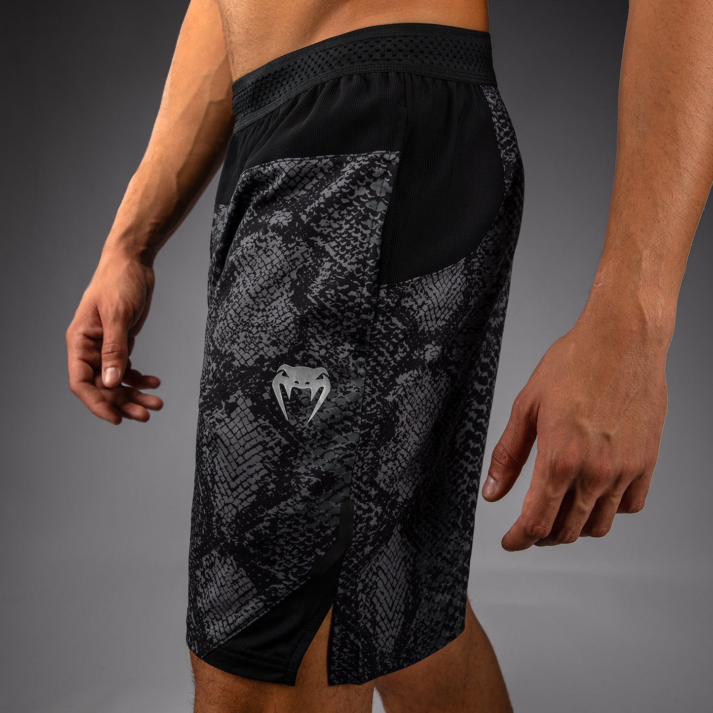 Venum G-Fit Short de Entrenamiento – Negro/Gris Carbón