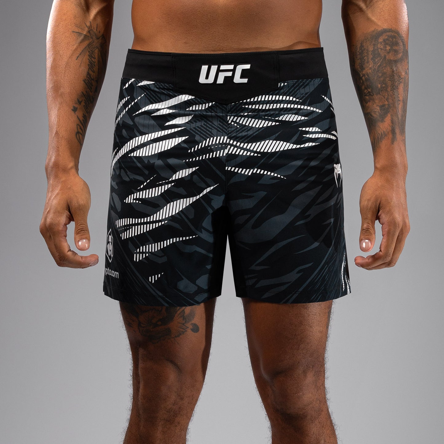 UFC Fusion by Venum Authentic Fight Night Shorts de Lucha para Hombre - Ajuste Corto - Negro