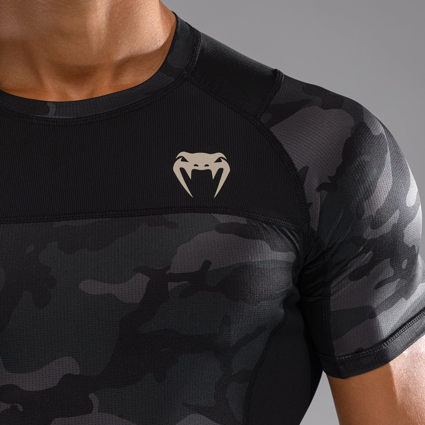 Venum G-Fit Air Rashguard de Manga Corta para Hombre - Camuflaje Urbano Digital