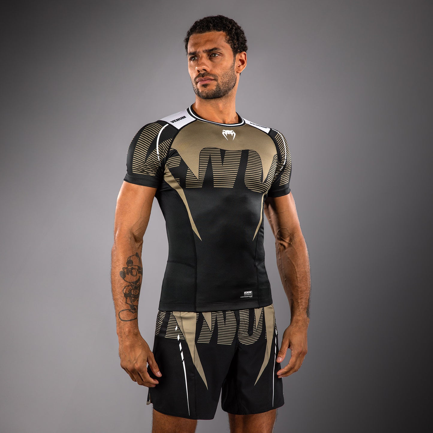 Venum Adrenaline Rashguard Manga Corta – Negro/Beige
