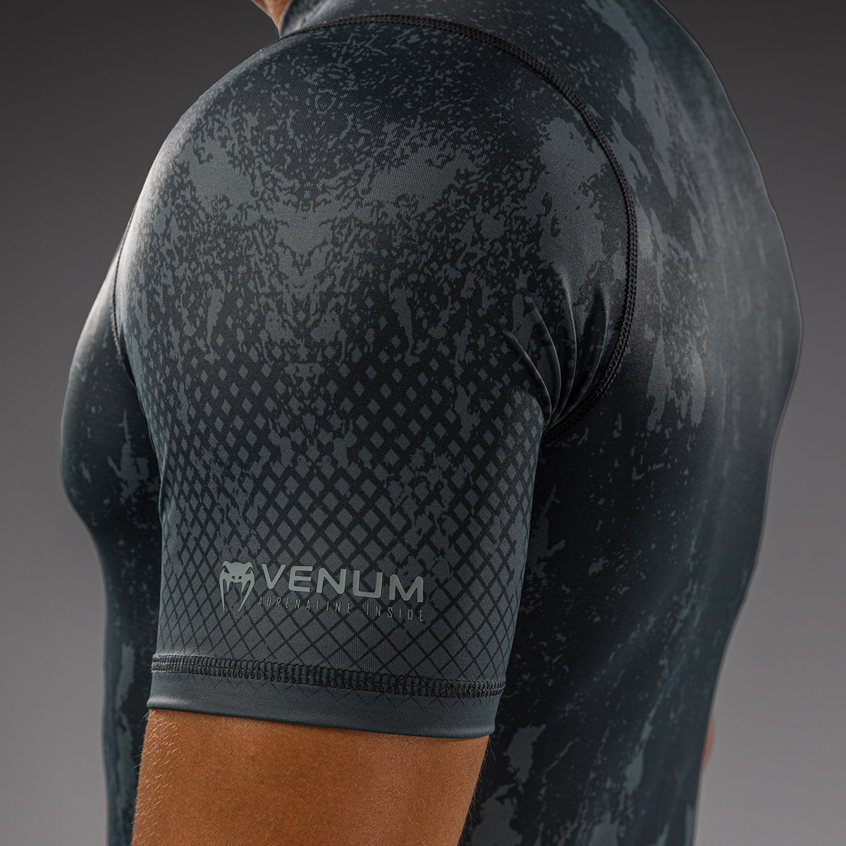 Venum x Batman Rashguard de manga corta - Gris