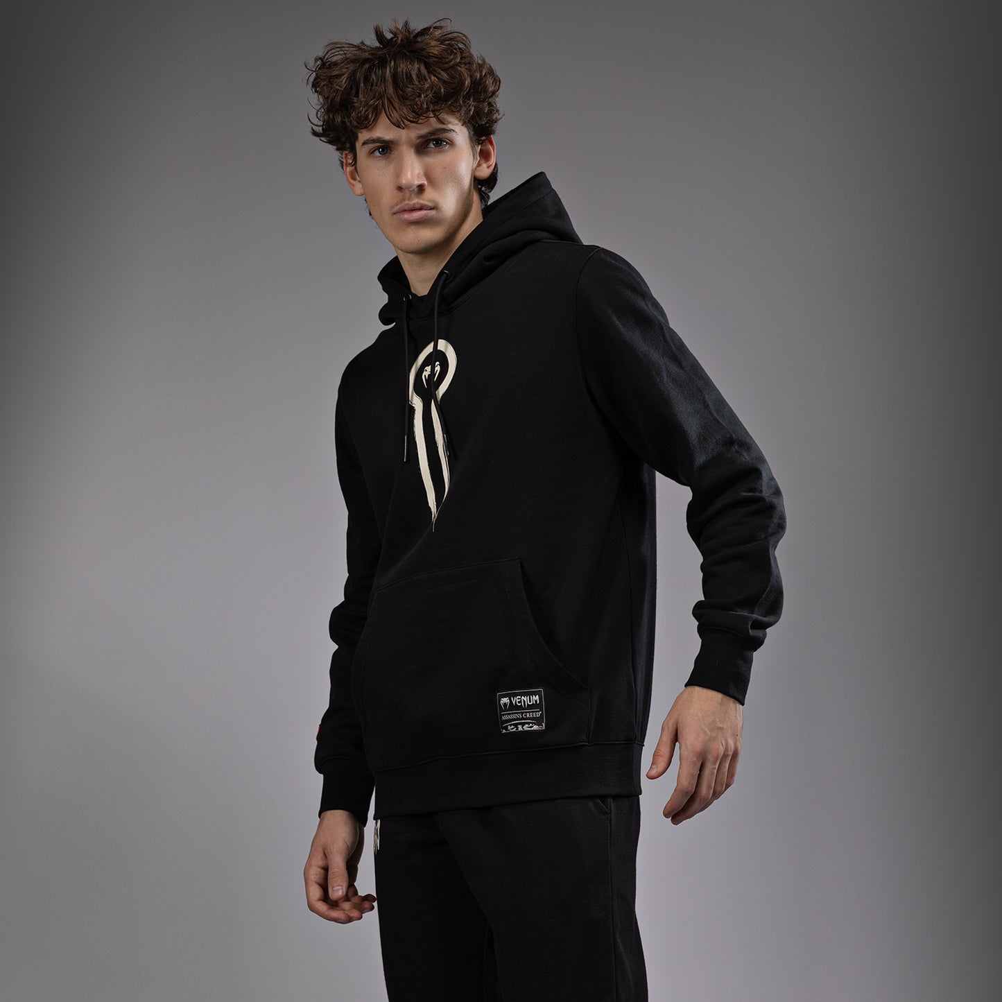 Venum x Assassin’s Creed Shadows Sudadera con capucha - Negra