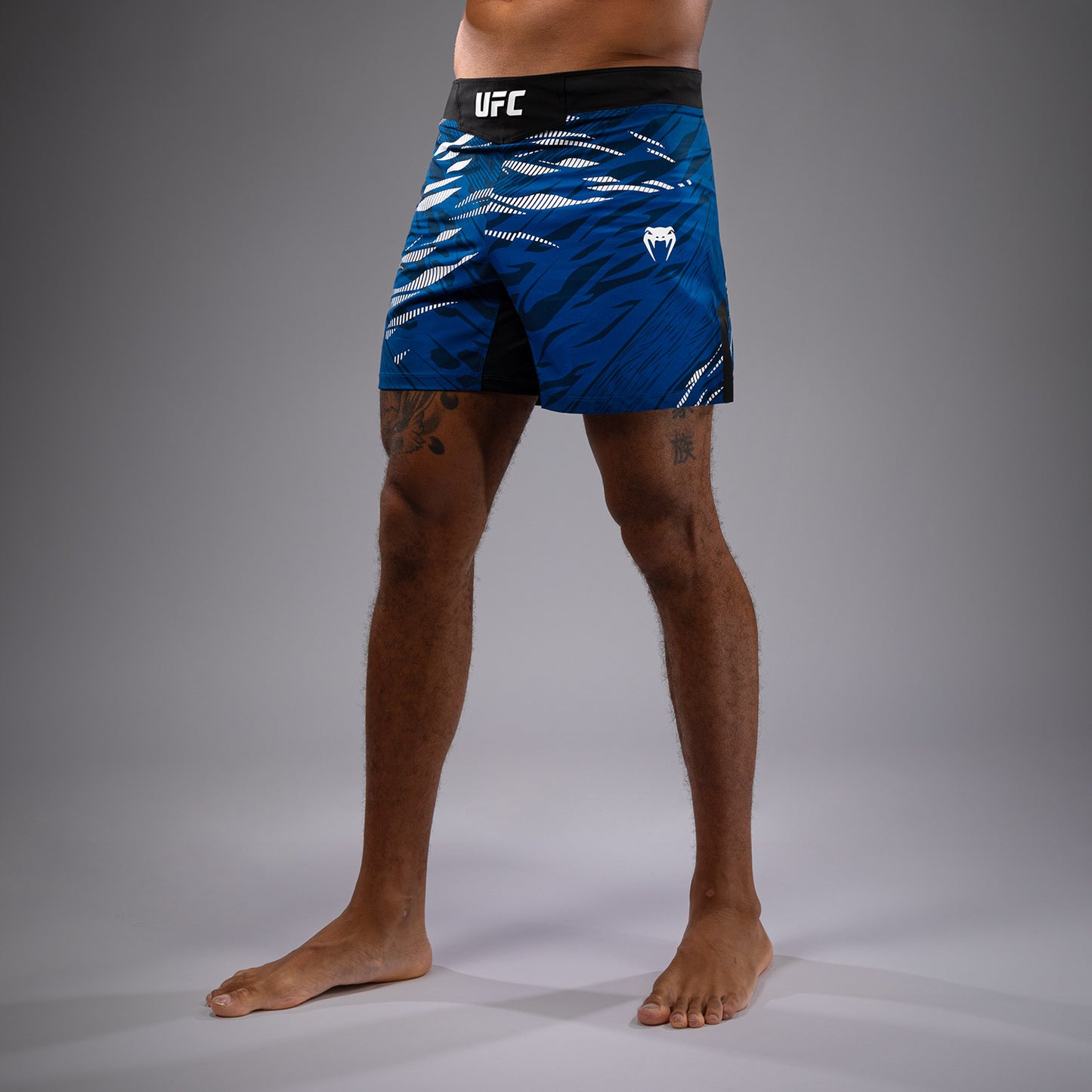 UFC Fusion by Venum Authentic Fight Night Shorts de Lucha para Hombre - Ajuste Corto - Azul