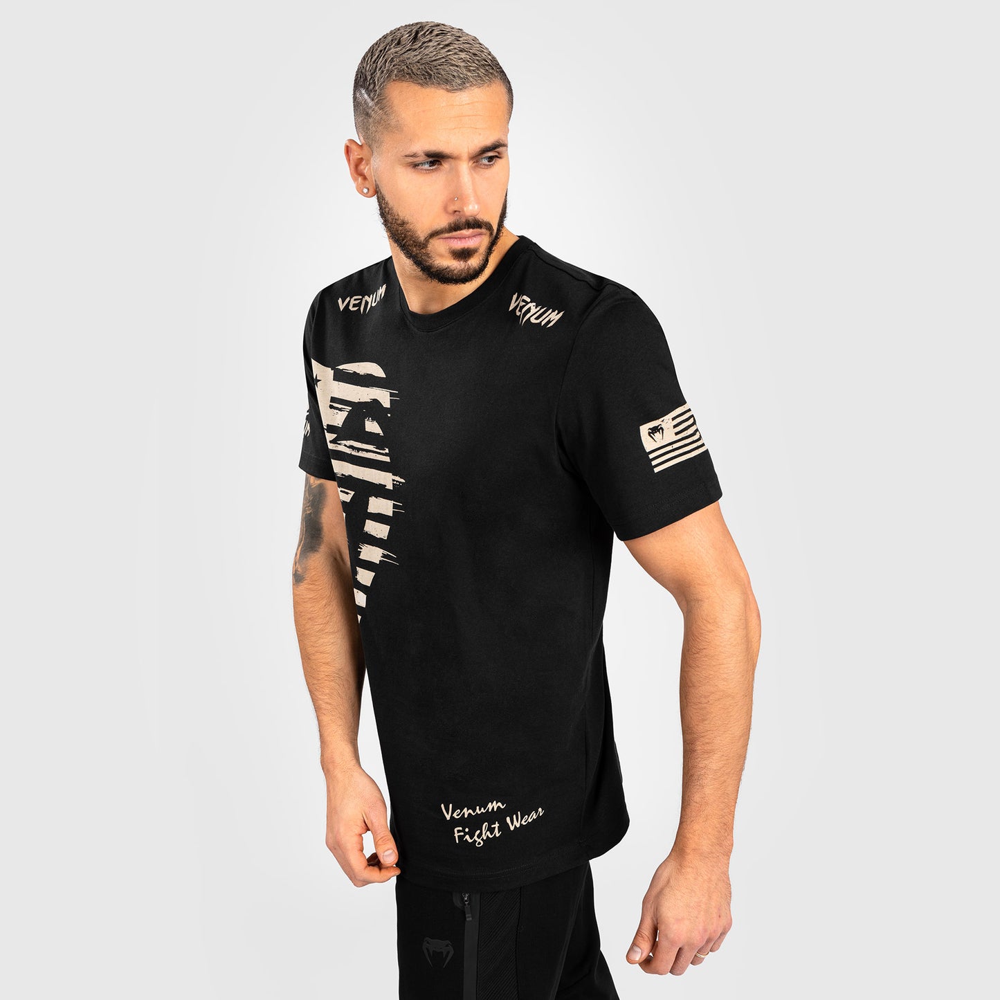 CAMISETA VENUM GIANT USA - REGULAR FIT - NEGRA