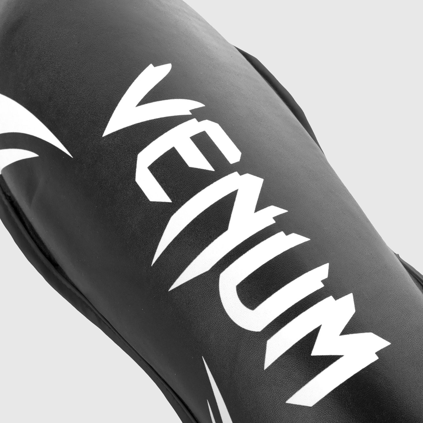 Venum Challenger Espinilleras – Negro/Blanco