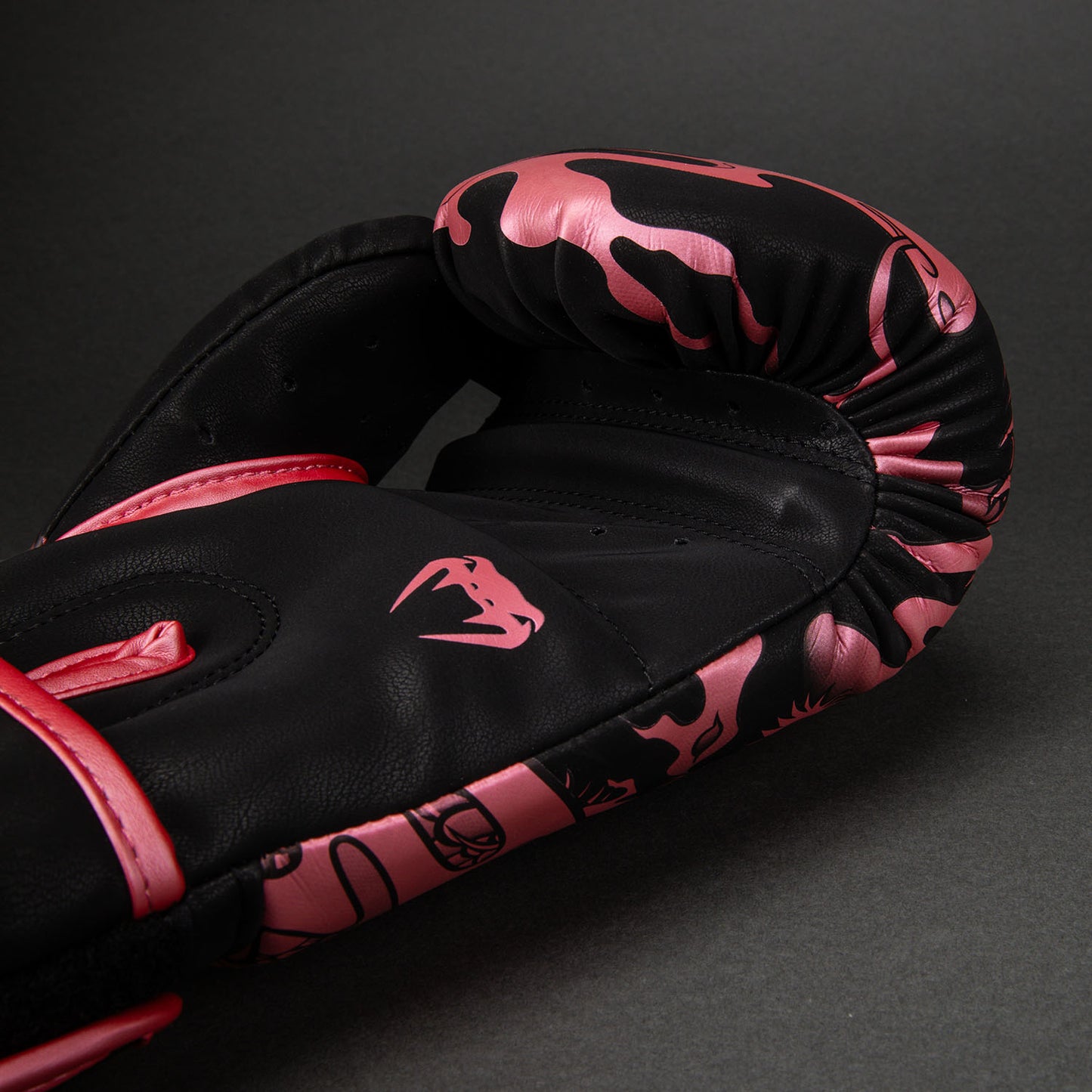 Guantes de boxeo Venum Dragon's Flight - Negro / Rosa metalizado