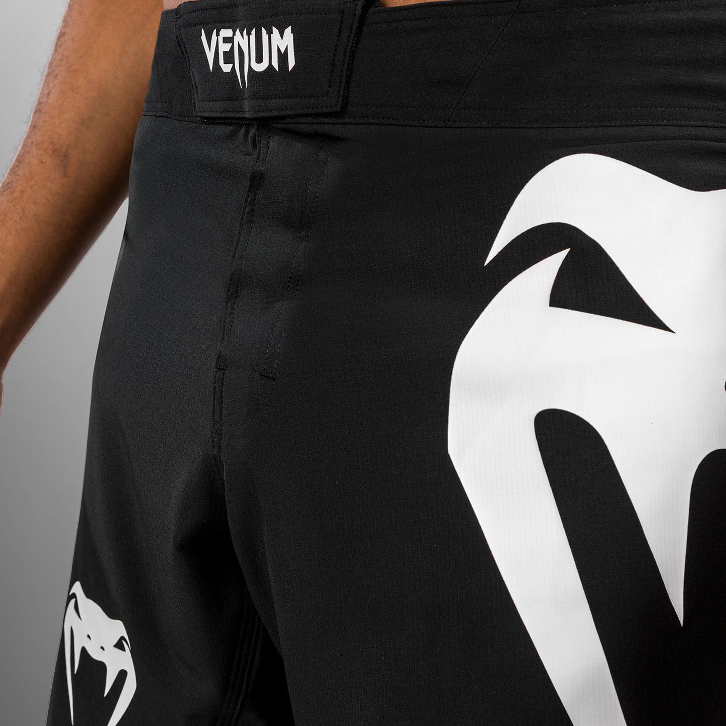 Venum Light 5.0 Pantalones cortos de lucha - Negro/Blanco